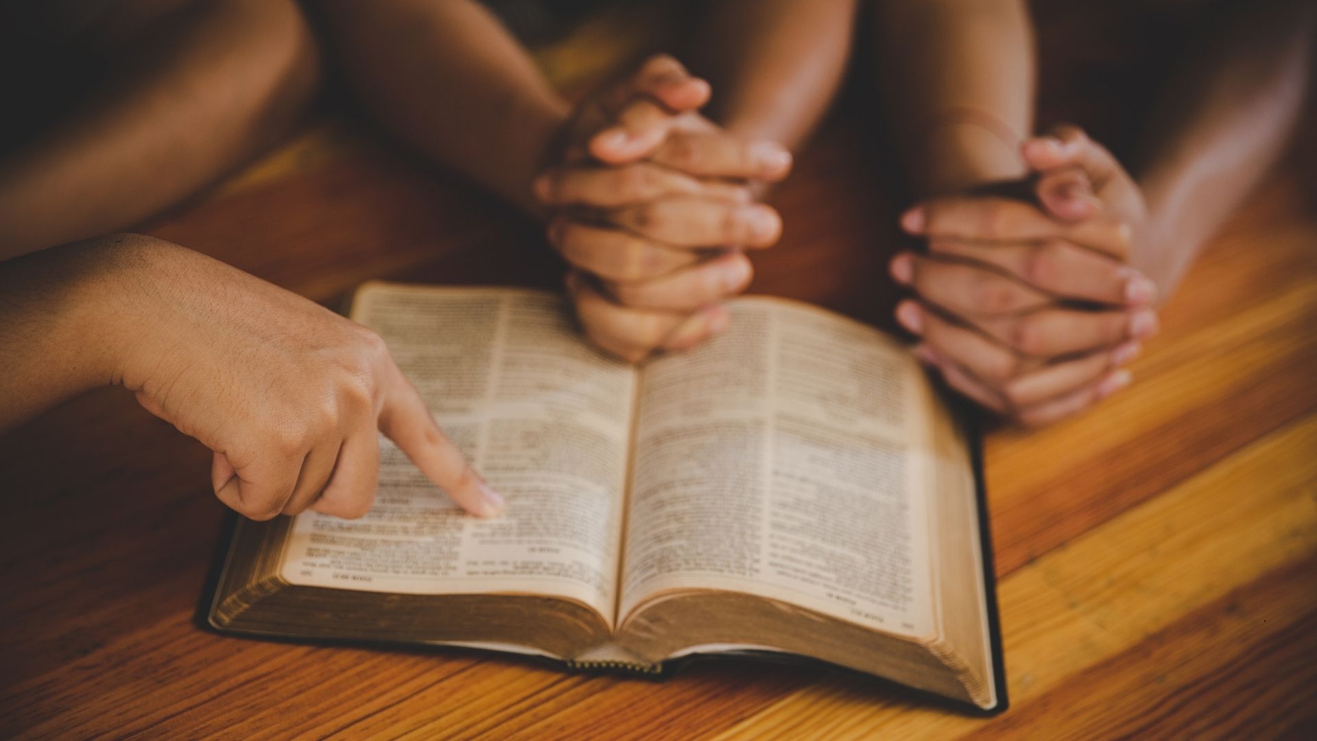 kids reading the bible with their parent